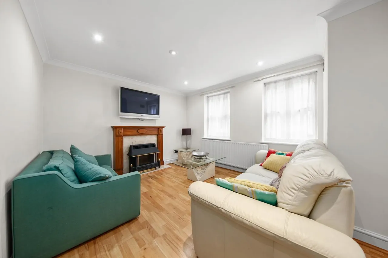 3 bed flat for sale — Rutland Mews, London