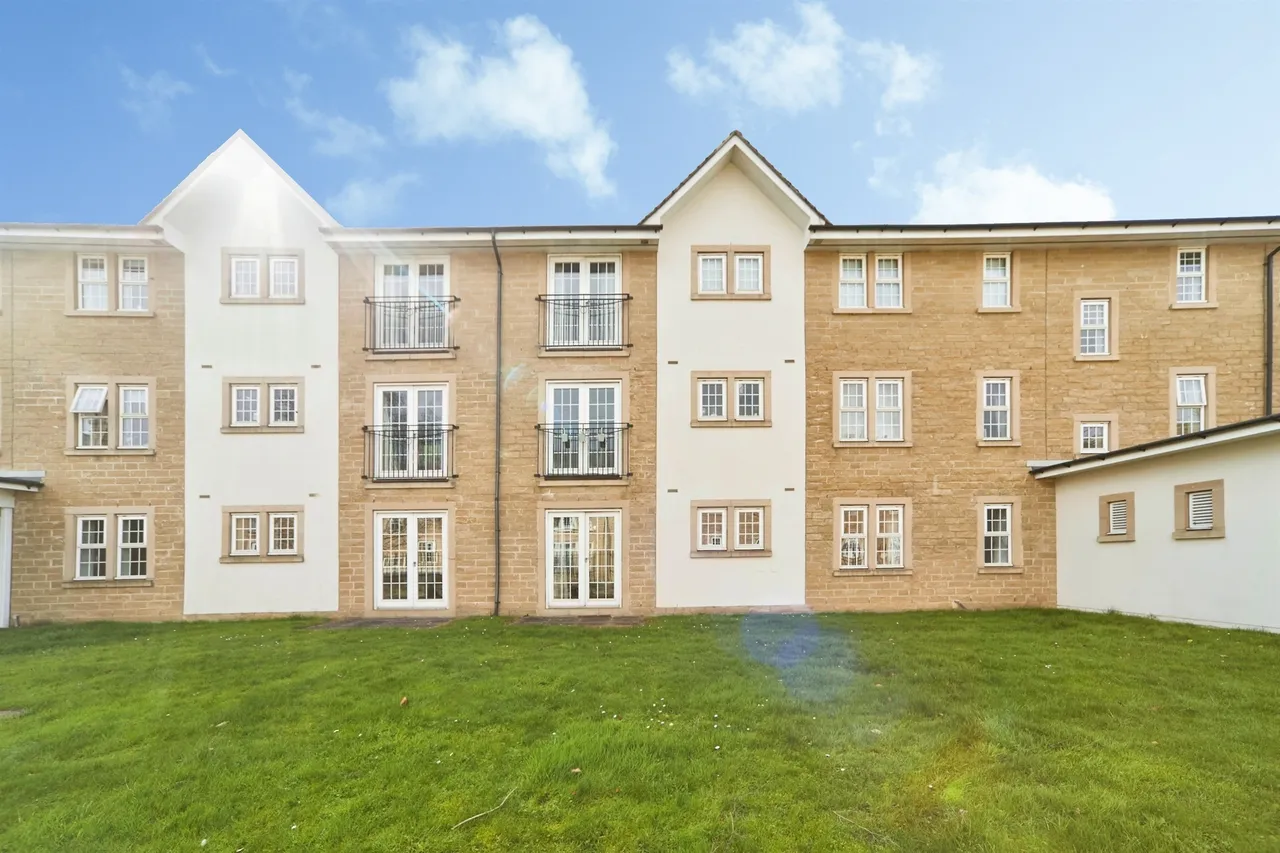 2 bed flat for sale, Clifford Drive, Menston, LS29