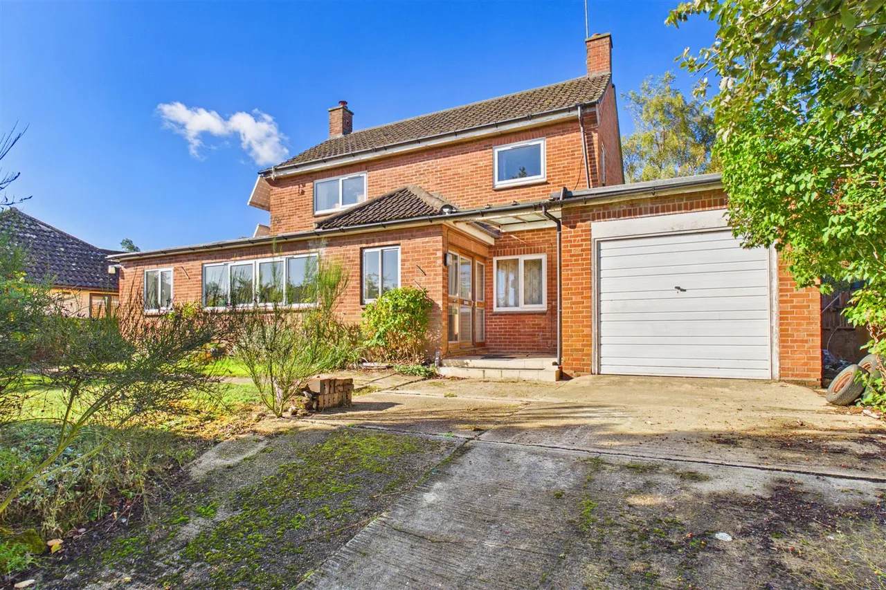 3 bed house for sale, The Street, Bramfield, IP19