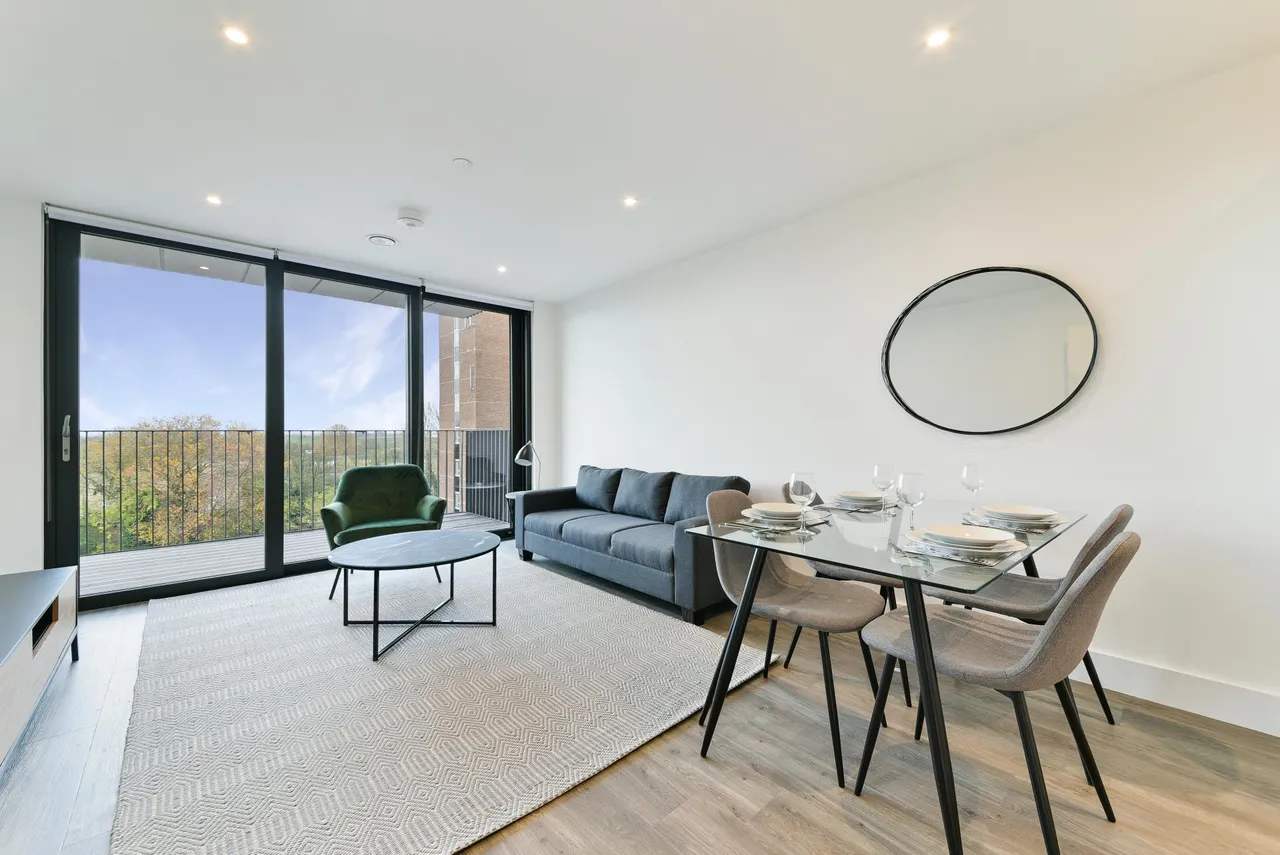 1 bed flat for sale, High Street, Staines-Upon-Thames, TW18