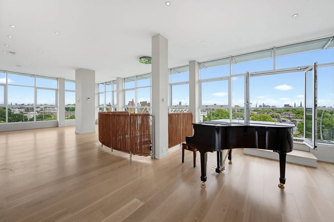 4 bed flat to rent — Roland Gardens, South Kensington, London, SW7 3RU