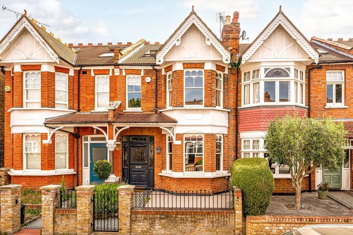 4 bed property for sale, Copthall Gardens, TW1
