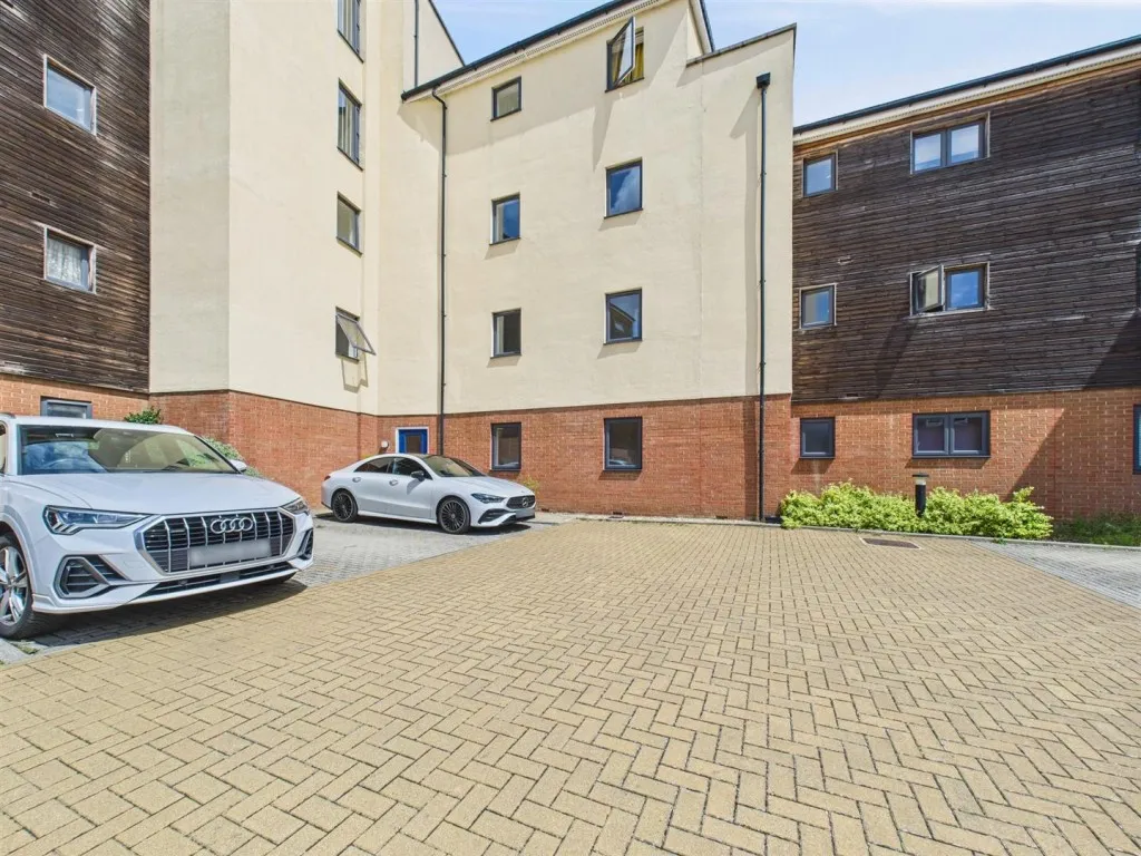 2 bed flat for sale, Quercetum Close, Aylesbury