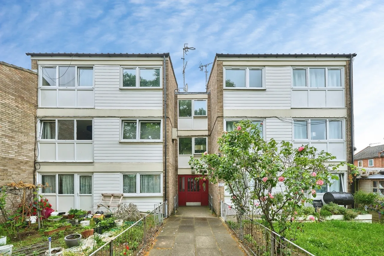 2 bed flat for sale — Hatfield Road, London, E15