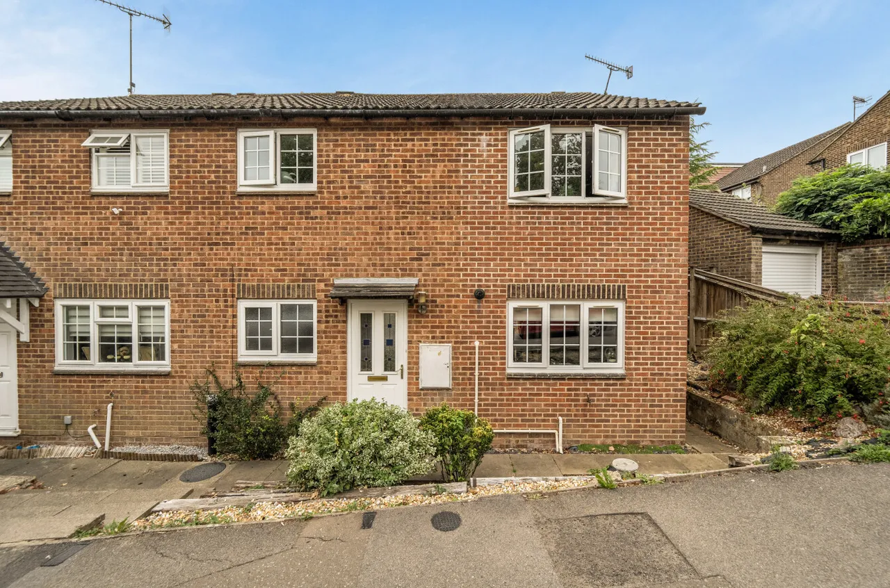 4 bed house for sale — Estcots Drive, East Grinstead, West Sussex, RH19 3DB