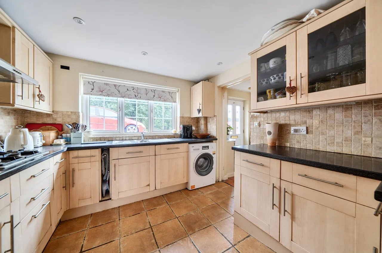 Estcots Drive, East Grinstead, West Sussex, RH19 3DB, photo 4