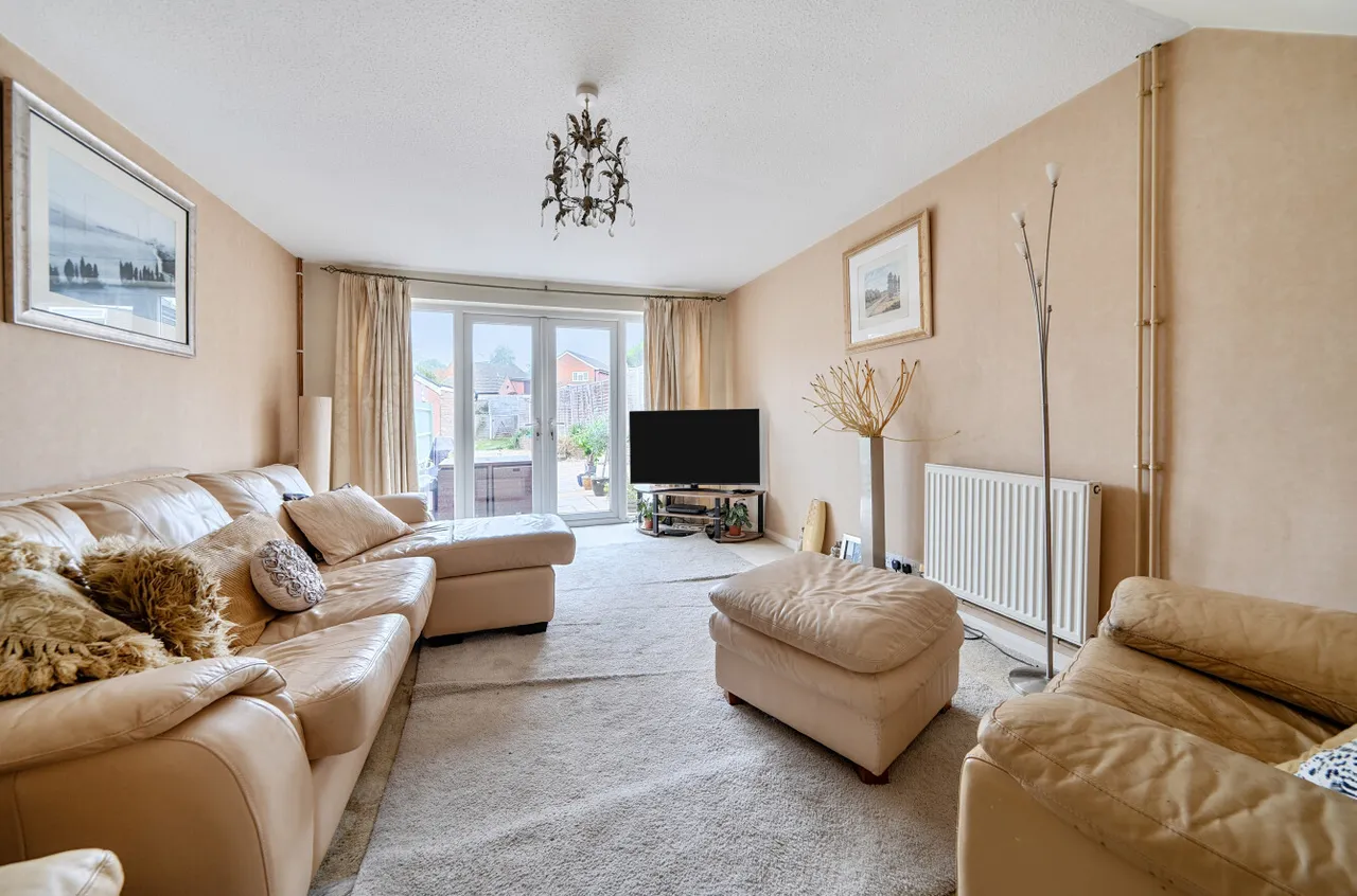 Estcots Drive, East Grinstead, West Sussex, RH19 3DB, photo 2
