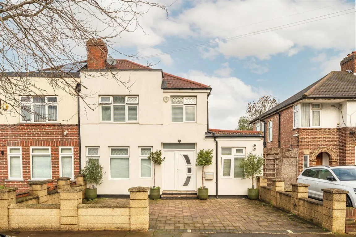 4 bed property for sale, Barmouth Avenue, UB6