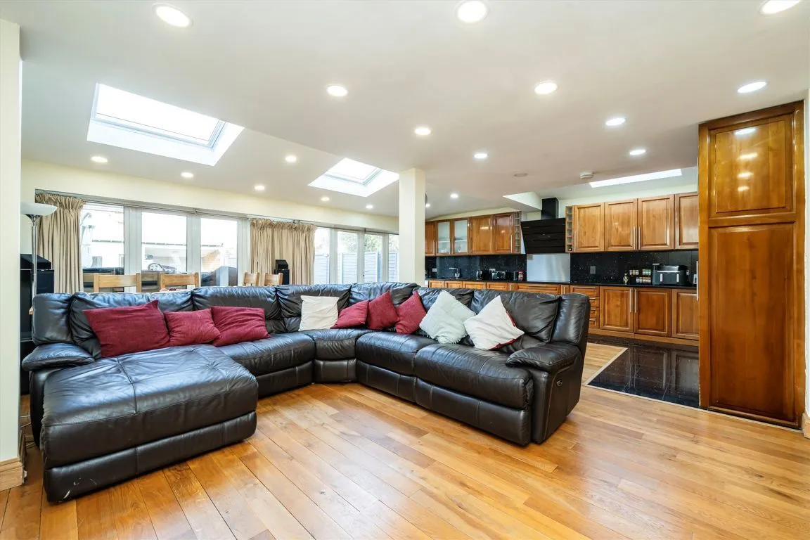 Barmouth Avenue, UB6, photo 4