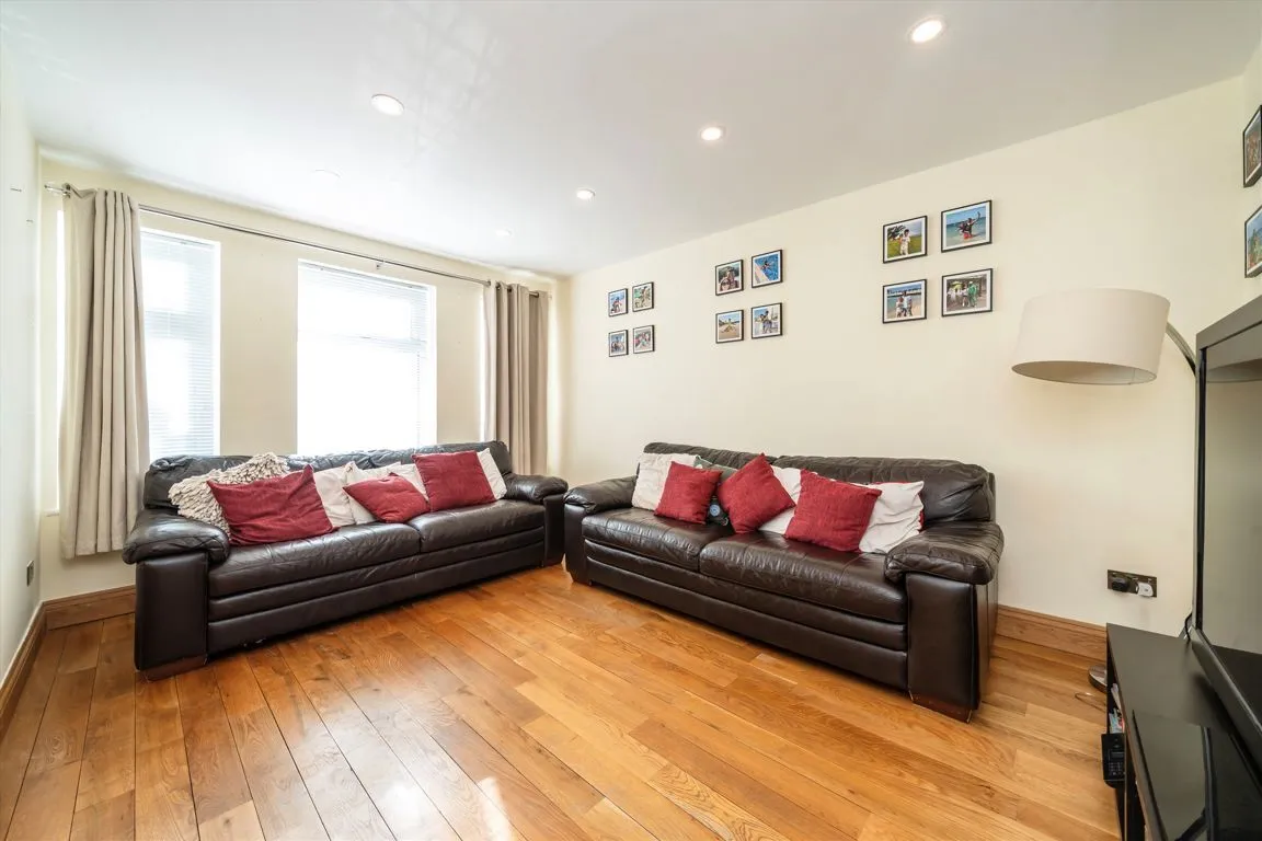 Barmouth Avenue, UB6, photo 2