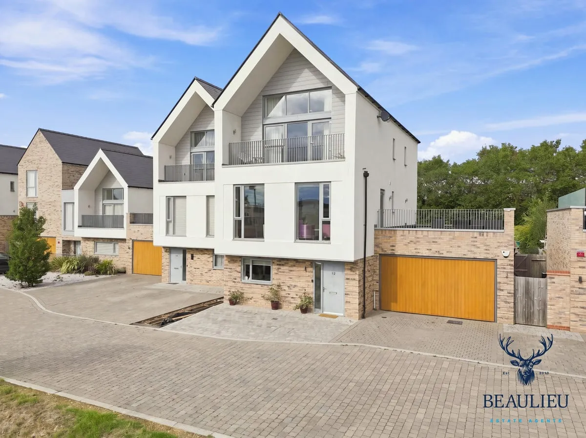 5 bed house for sale — Frederick Hawkes Gardens, Beaulieu, Chelmsford, CM1 6BT