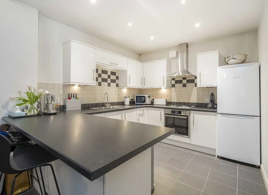 Thames Street, Sunbury-On-Thames, TW16, photo 3