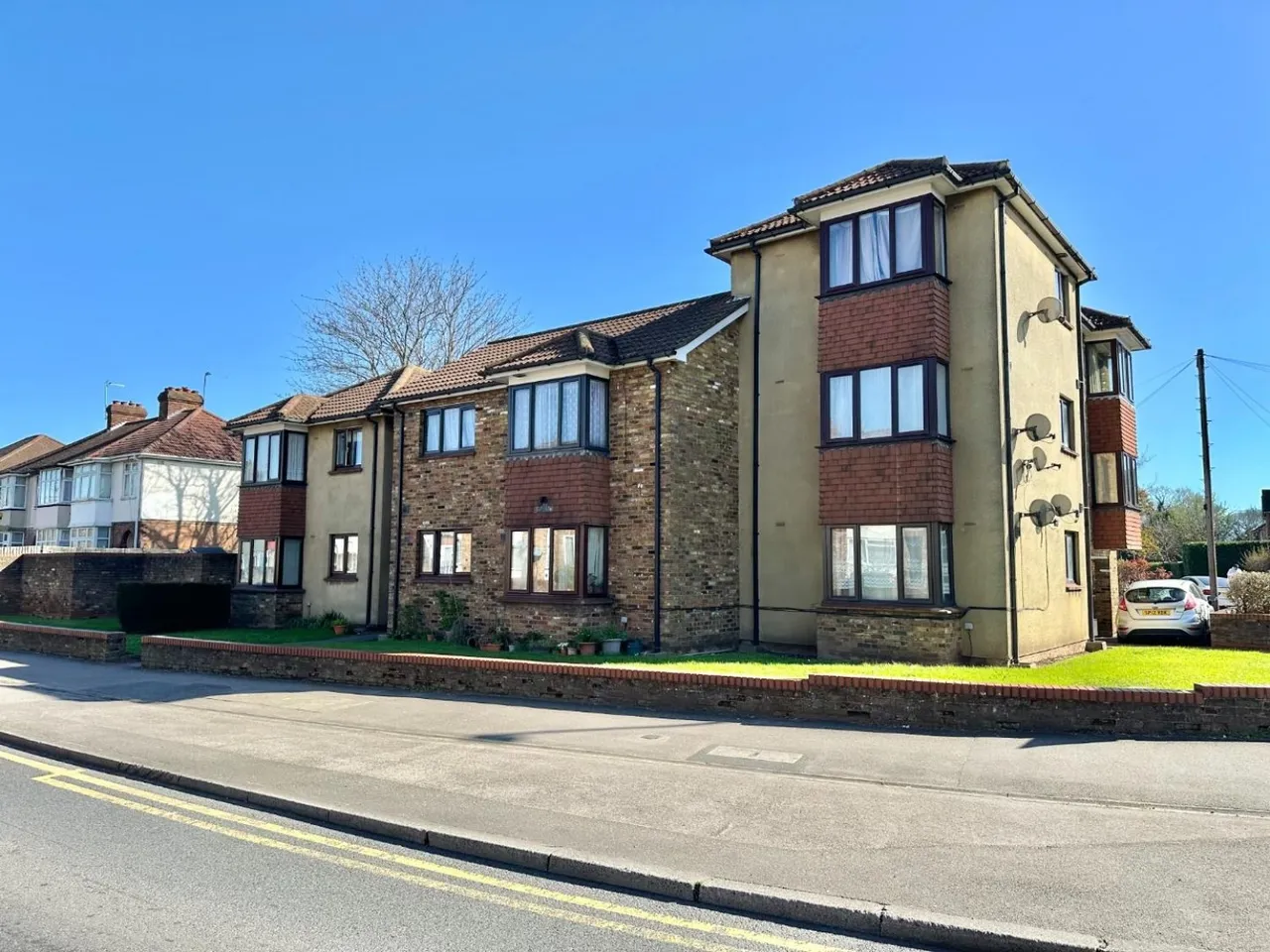 1 bed flat for sale — Fellowes Court, Cranford Lane, Harlington, Middlesex, UB3 5EZ