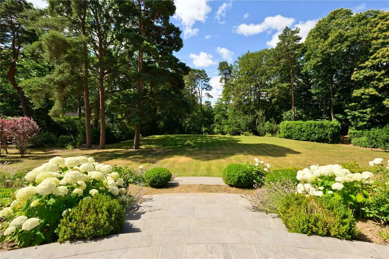 St George's Hill, Weybridge, Surrey, KT13 0LZ, photo 2
