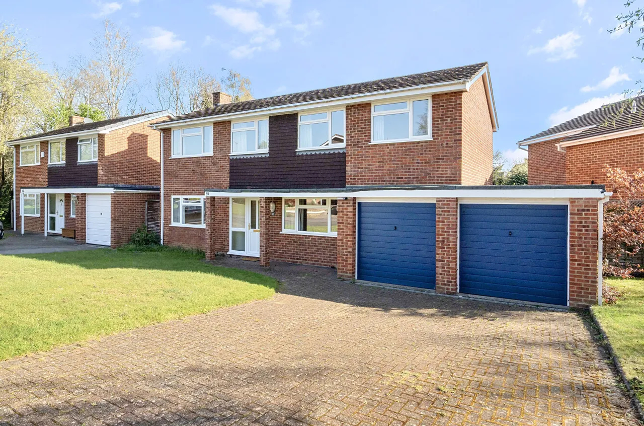 4 bed house for sale — Lightwater Meadow, Lightwater, Surrey, GU18 5XJ