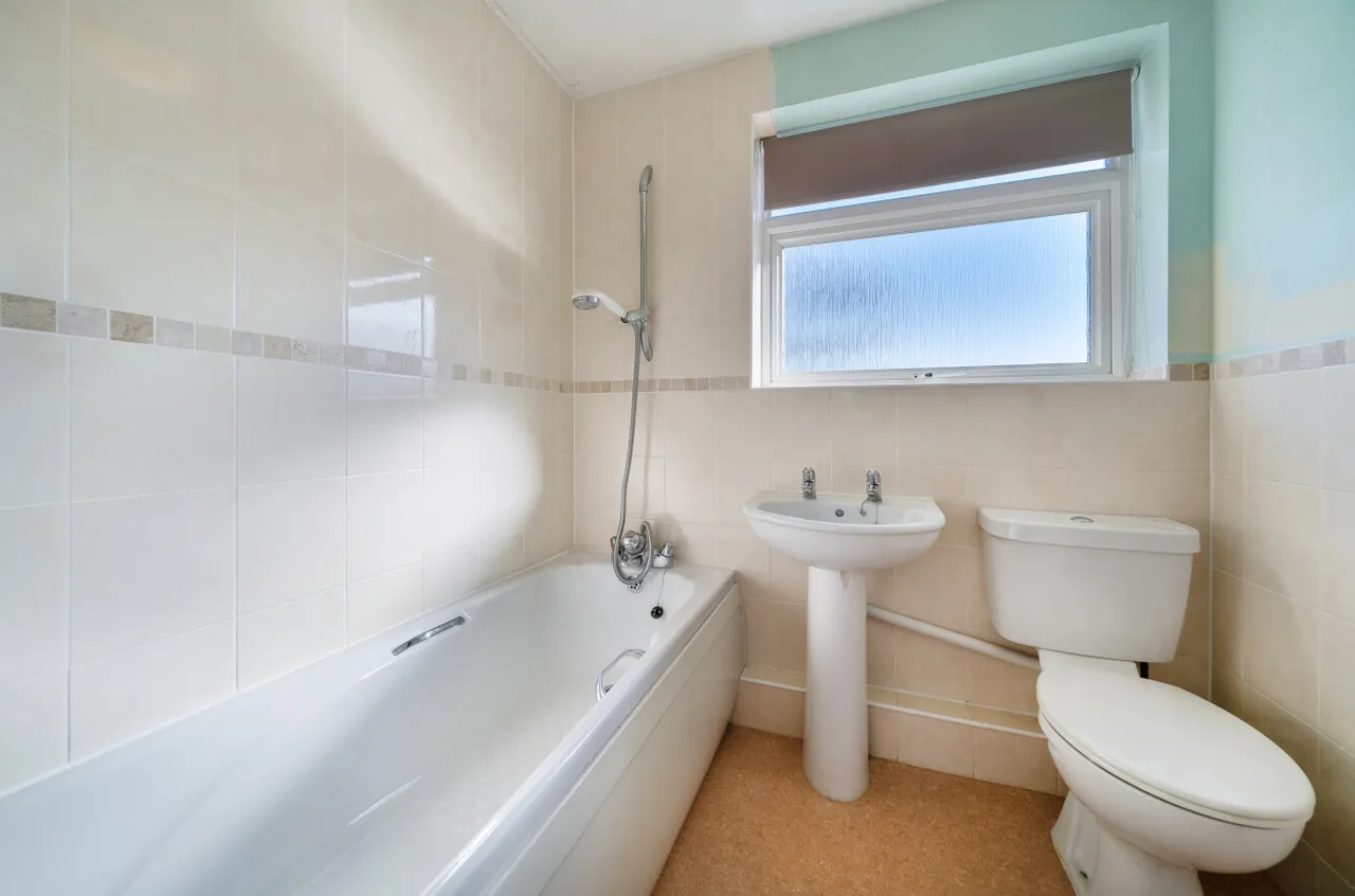 Lightwater Meadow, Lightwater, Surrey, GU18 5XJ, photo 8