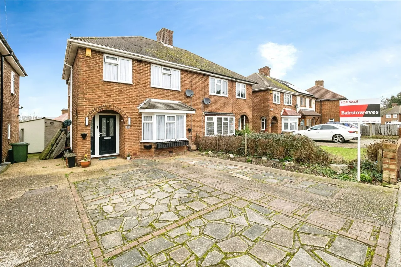 3 bed house for sale — Kingshill Avenue, Romford, RM5