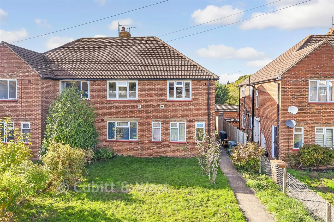 2 bed flat for sale, The Drive, Horley, RH6