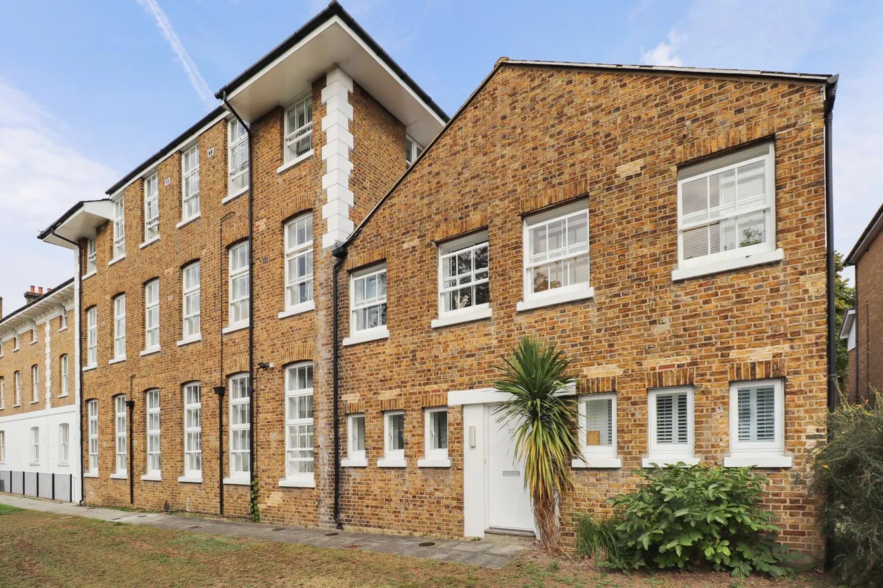 1 bed 1 bedroom property for sale, Woolwich Road, London, SE2