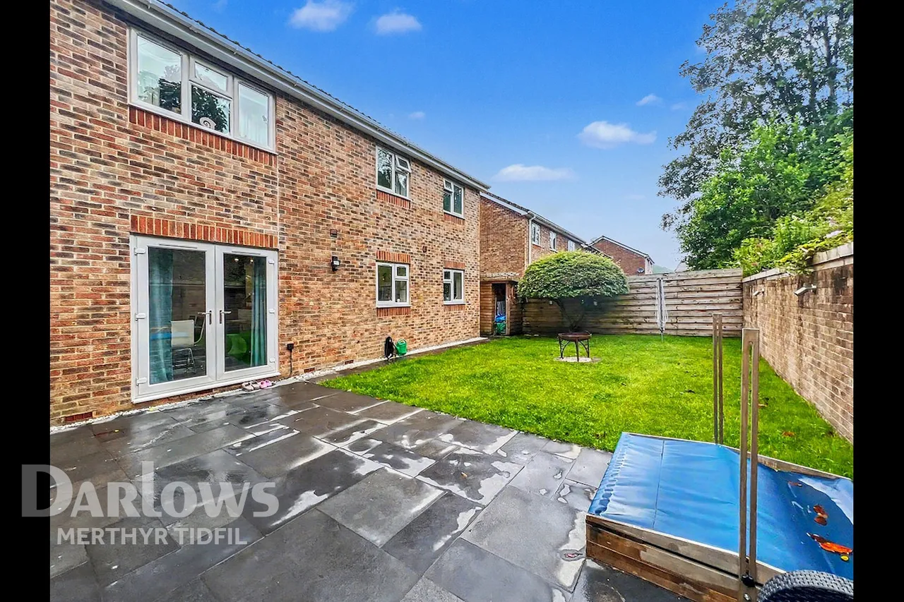 Manor Court, Treharris, photo 8