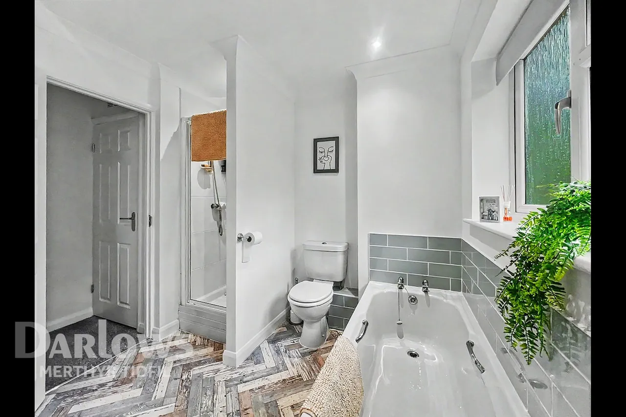 Manor Court, Treharris, photo 6
