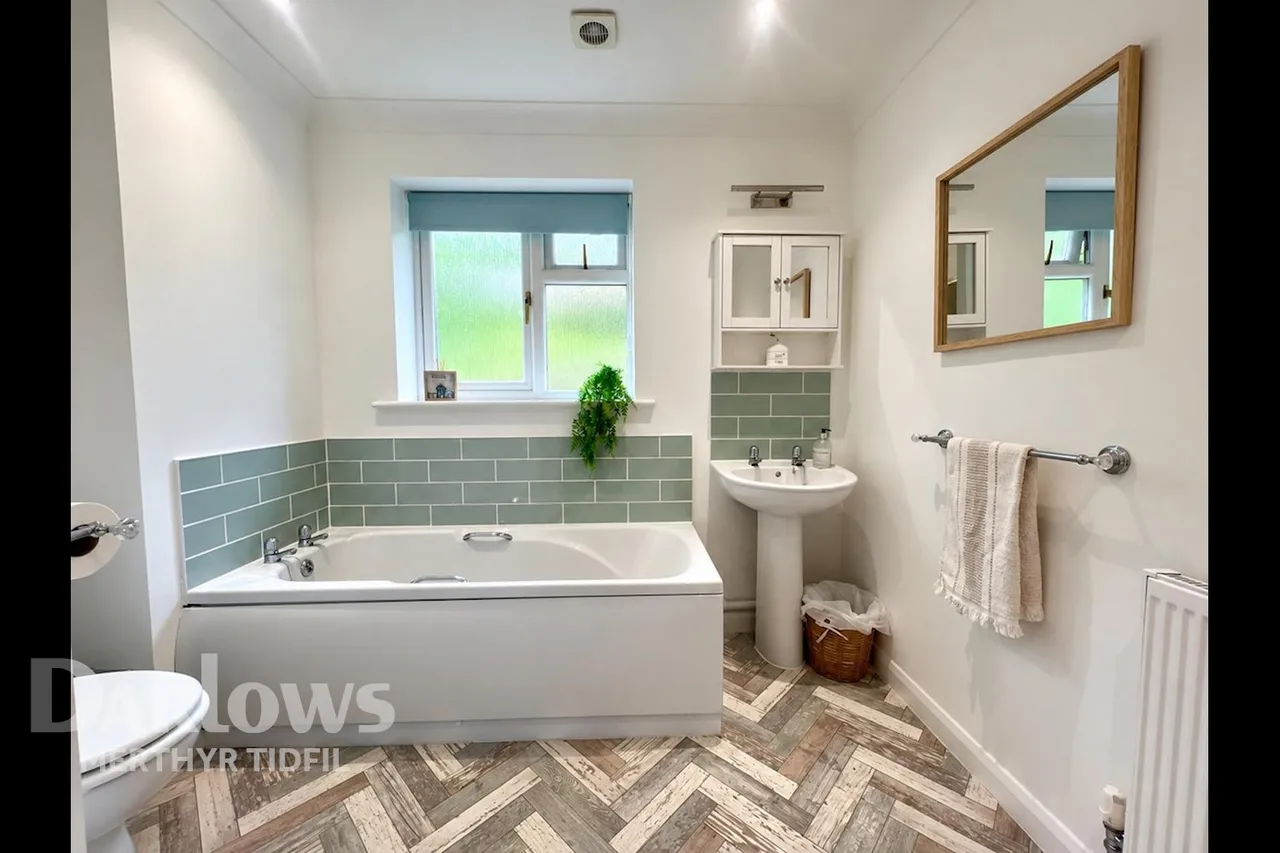 Manor Court, Treharris, photo 4