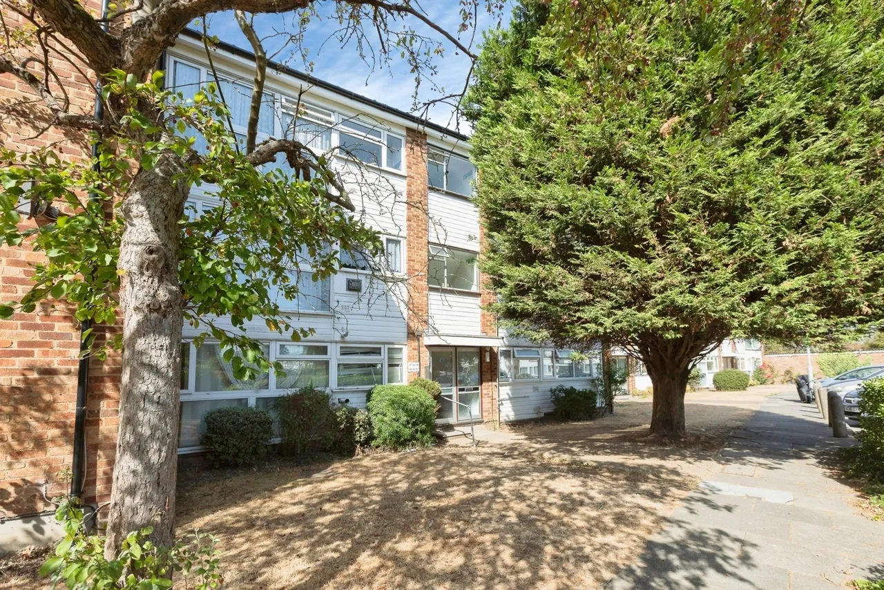 2 bed flat for sale — St. Peters Close, Ilford, IG2