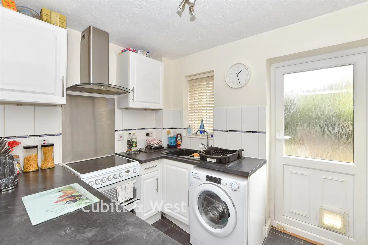 Lakers Meadow, Billingshurst, RH14, photo 4