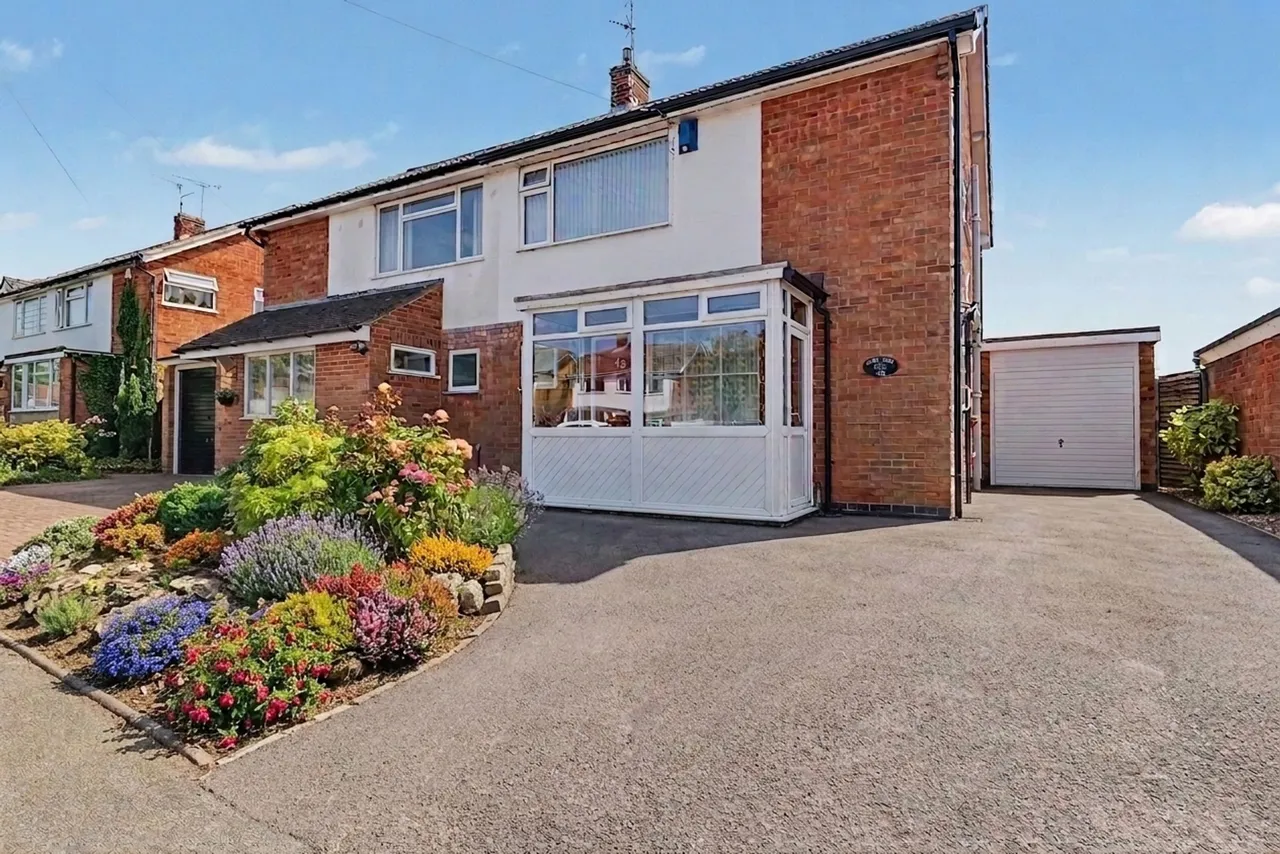3 bed house for sale — Ash Tree Road, Oadby, LE2
