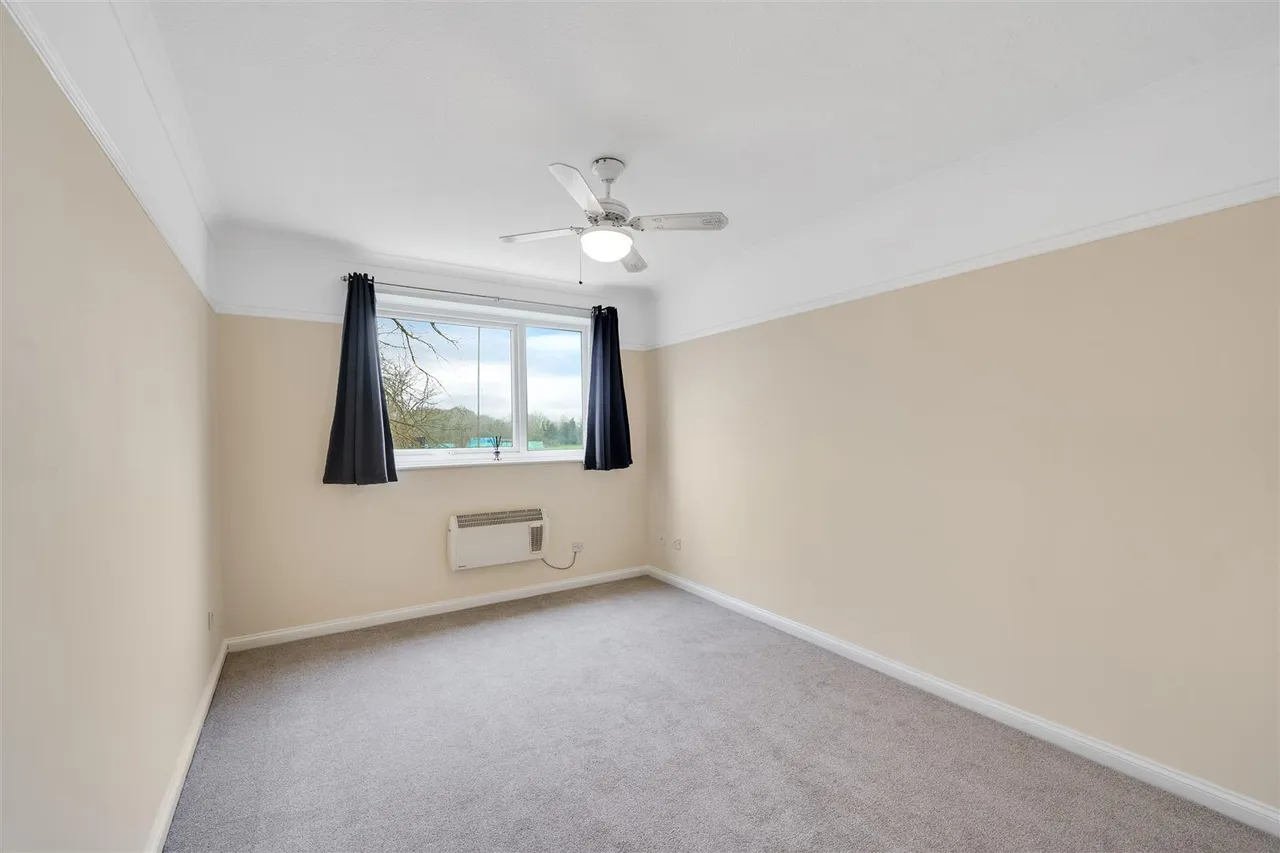 Staines Road West, Sunbury-On-Thames, TW16, photo 4