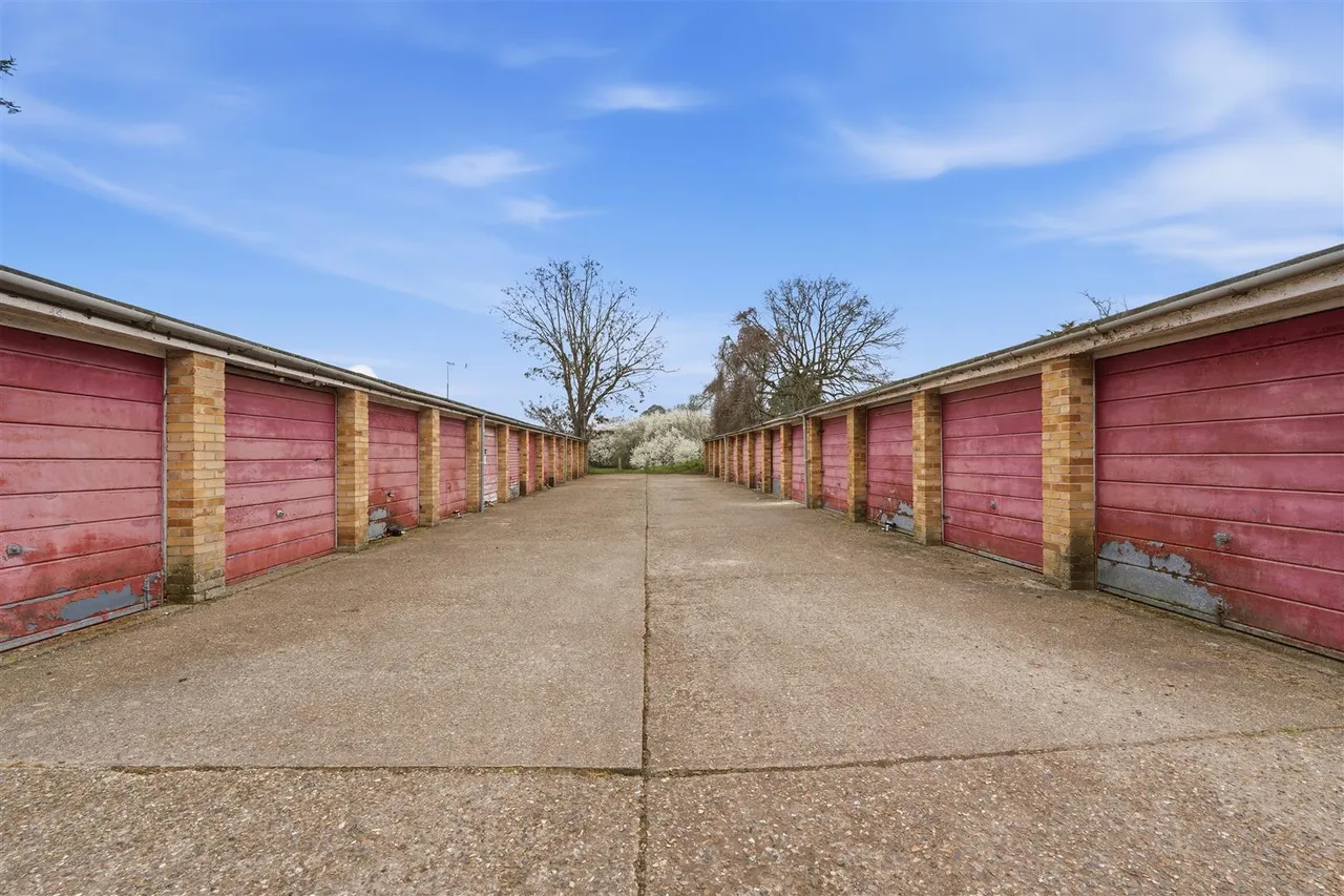 Staines Road West, Sunbury-On-Thames, TW16, photo 8