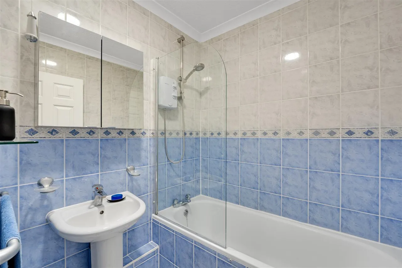 Staines Road West, Sunbury-On-Thames, TW16, photo 7