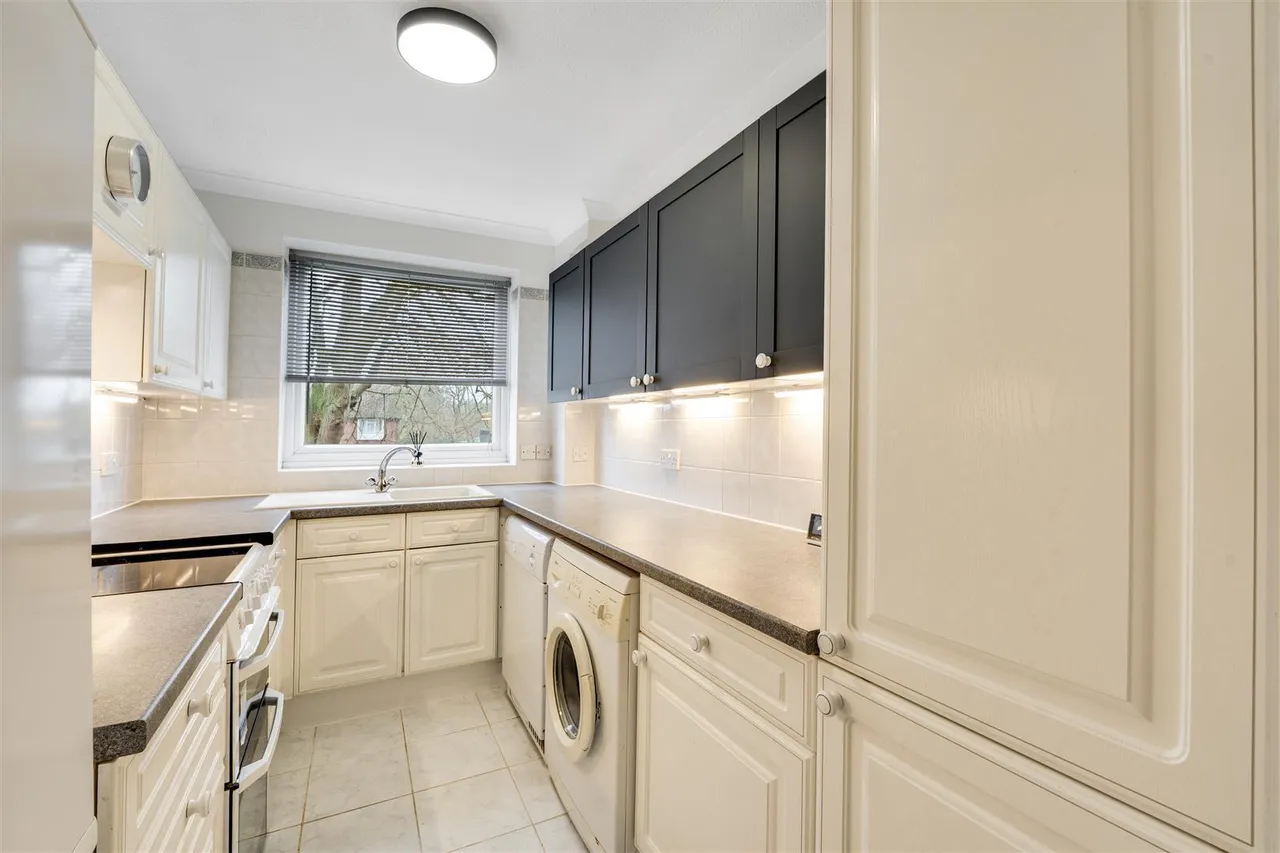 Staines Road West, Sunbury-On-Thames, TW16, photo 2