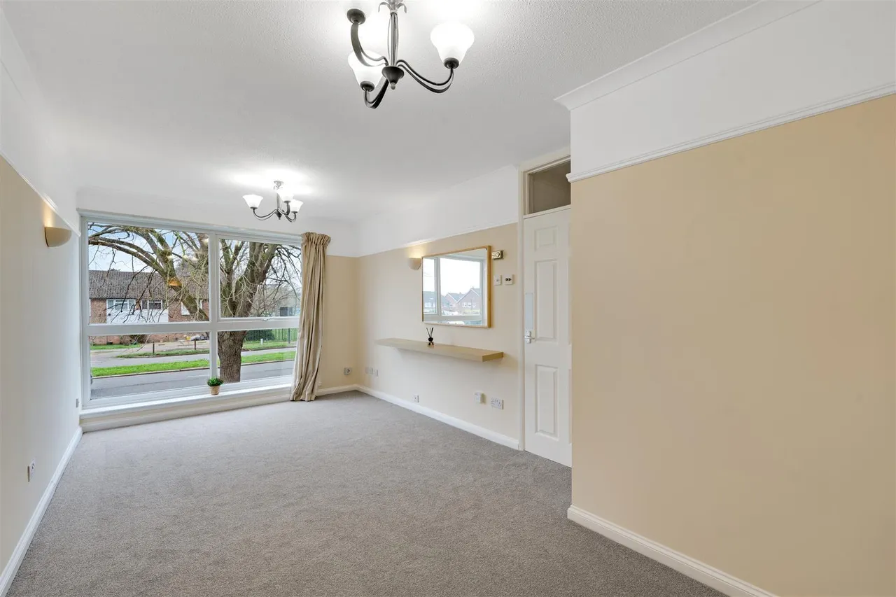Staines Road West, Sunbury-On-Thames, TW16, photo 3