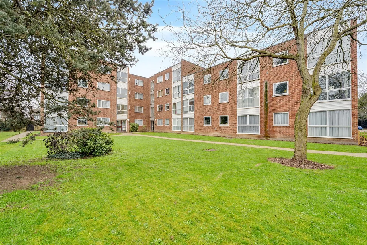 1 bed flat for sale, Staines Road West, Sunbury-On-Thames, TW16