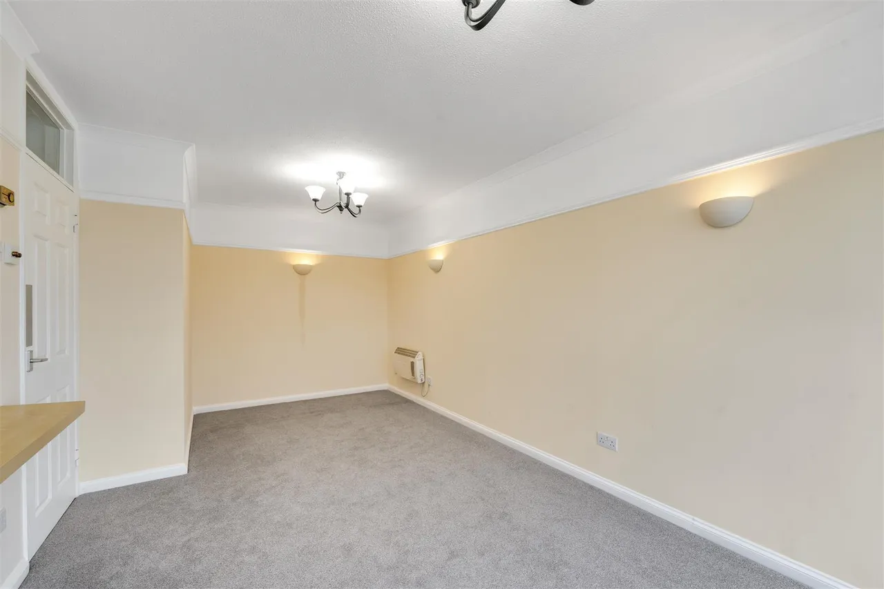 Staines Road West, Sunbury-On-Thames, TW16, photo 5