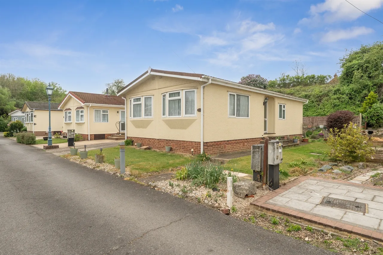 2 bed park home for sale, Strande Park, Cookham, SL6