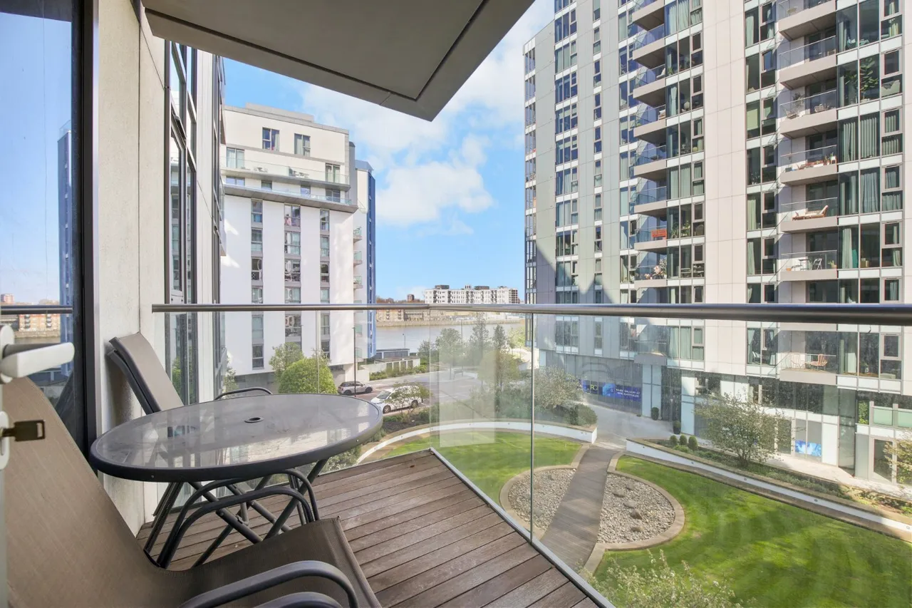 2 bed flat for sale, Eastfields Avenue, Wandsworth, SW18