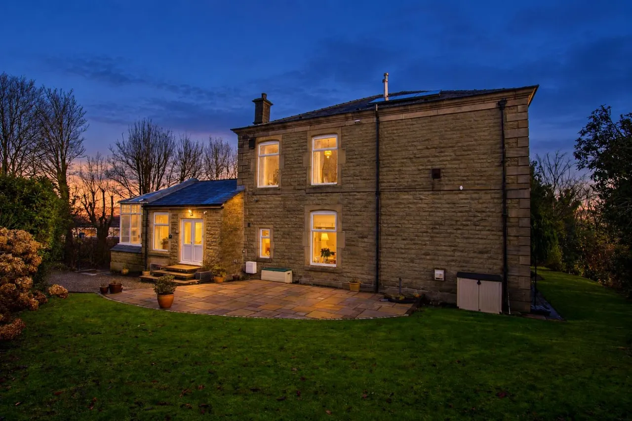 'Heatherby' Astley Bank, photo 10