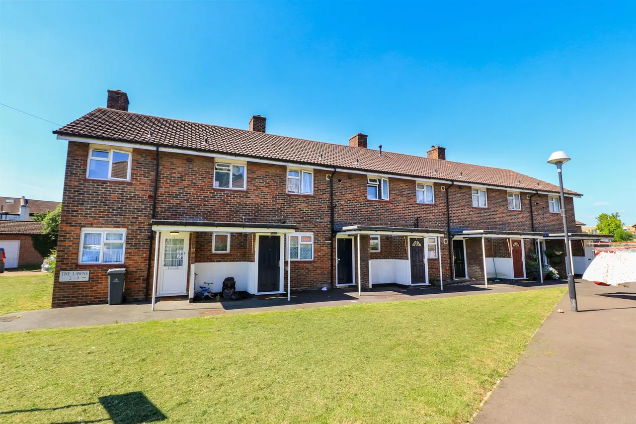1 bed flat for sale — The Lawns, Chingford, E4 9BZ