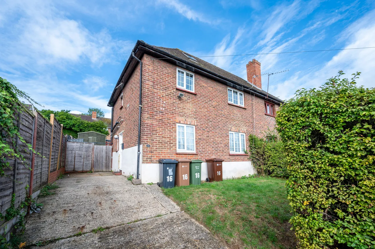 3 bed house to rent — 16 Linkway, Guildford
