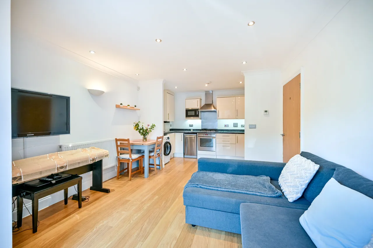 Flat 4, Kingsdown Point, 136 Palace Road, London, photo 2