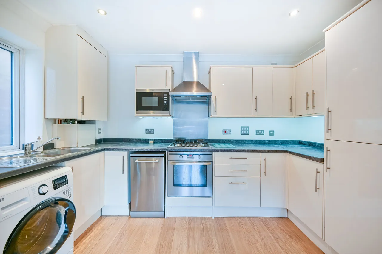 Flat 4, Kingsdown Point, 136 Palace Road, London, photo 4