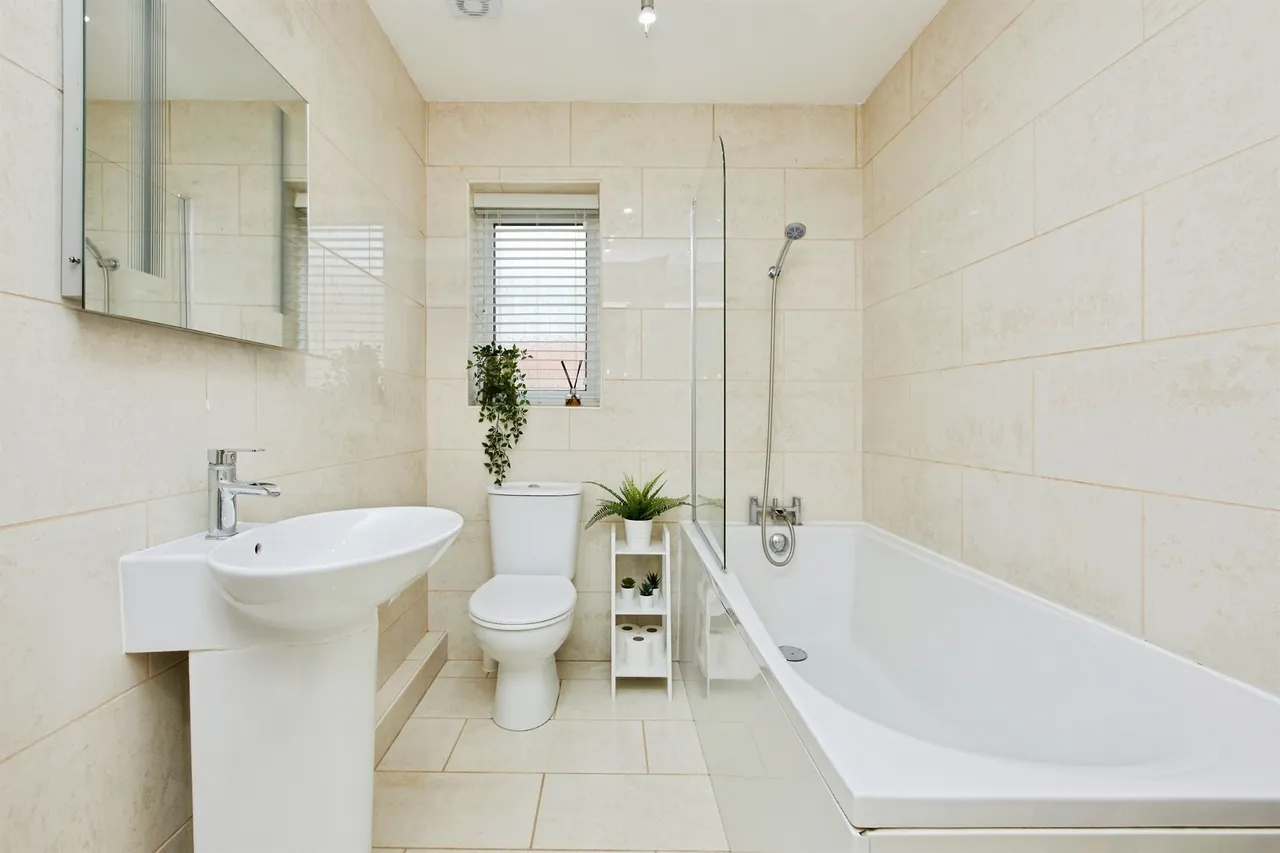 Cloisters Court, Oakwood, DE21, photo 17
