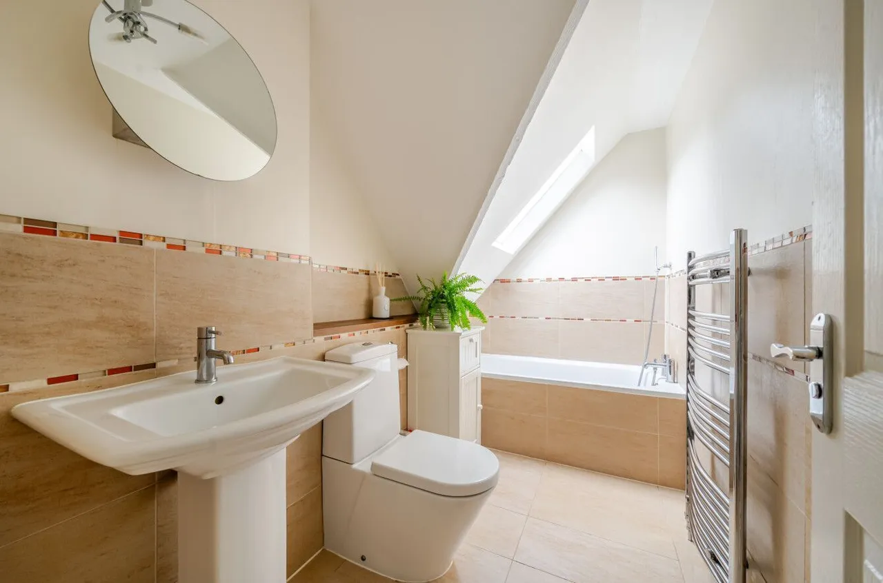 Coulston, BA13, photo 17