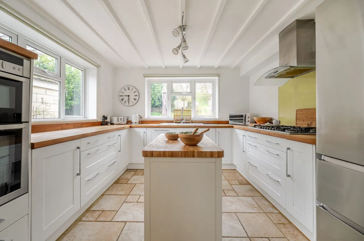 Coulston, BA13, photo 7