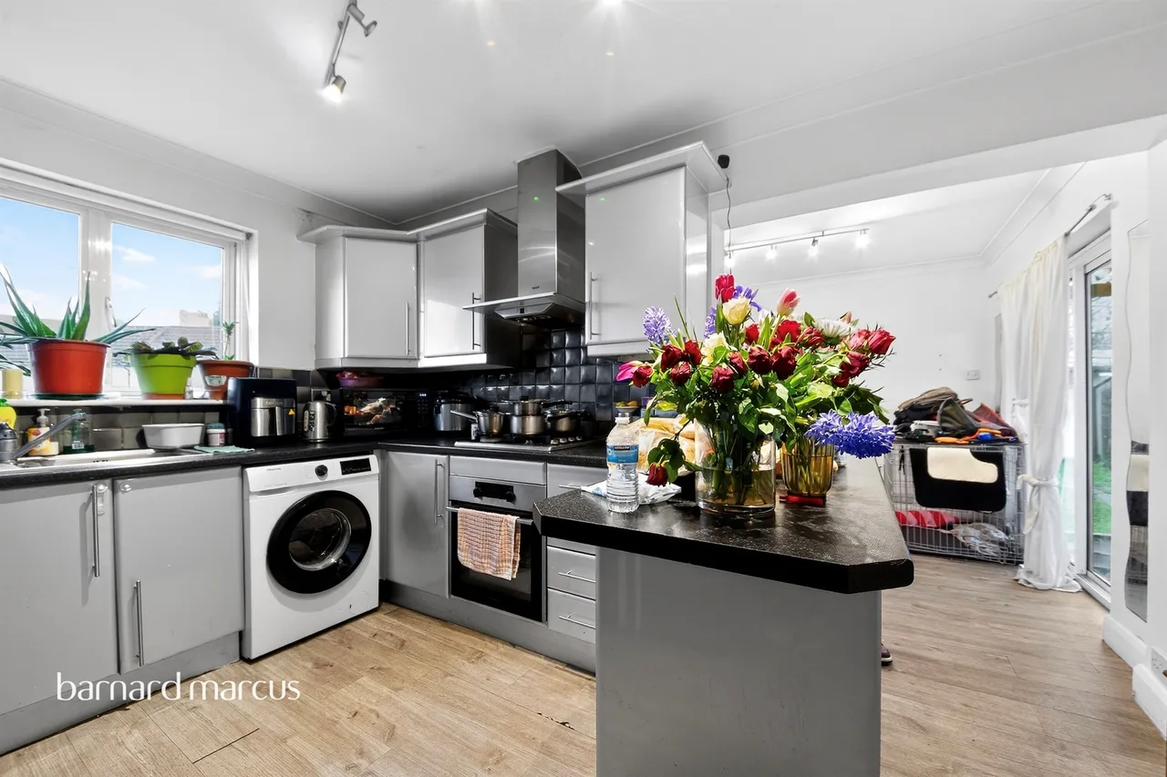 Barfield Avenue, London, photo 4