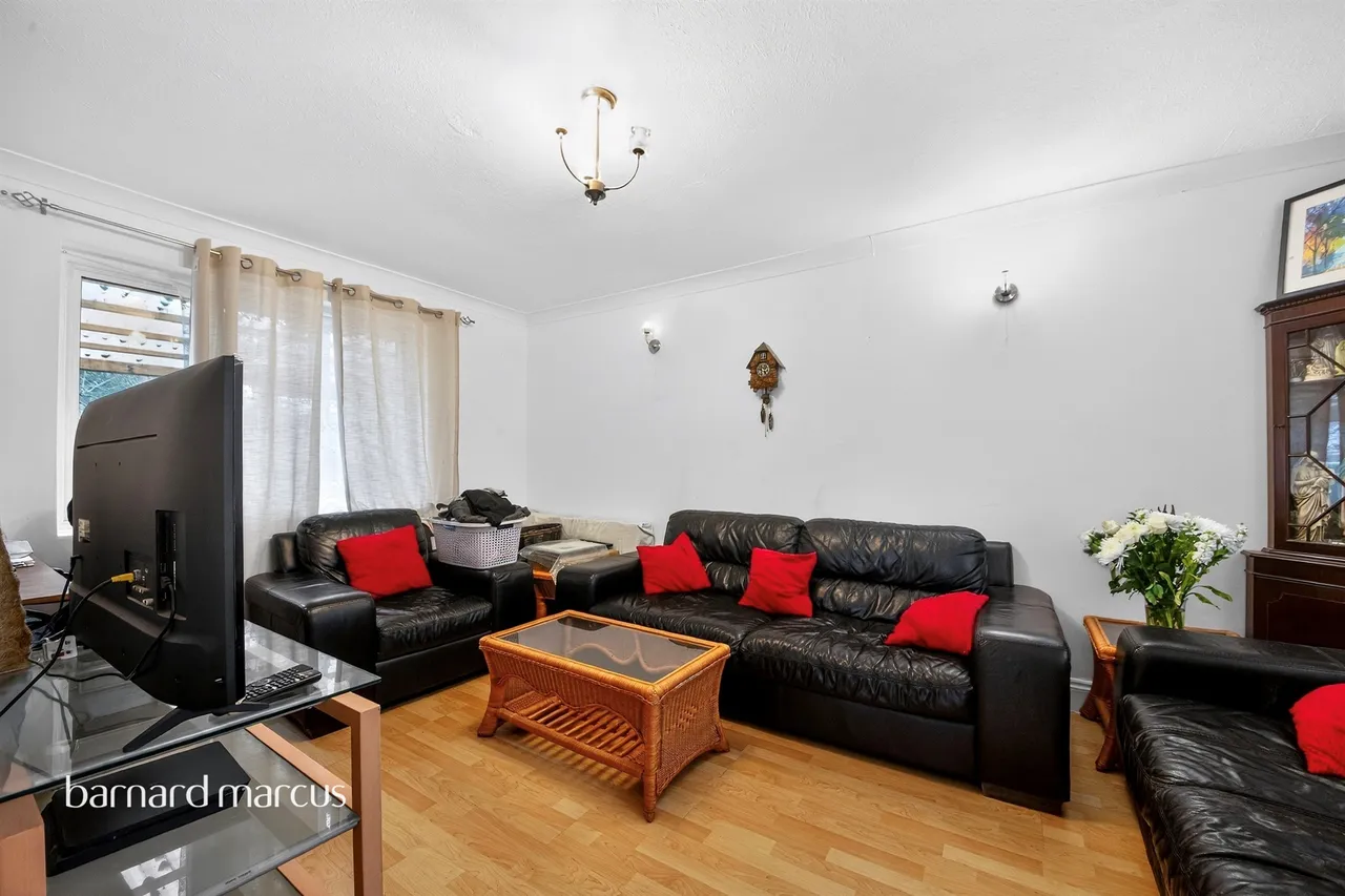 3 bed house for sale — Barfield Avenue, London