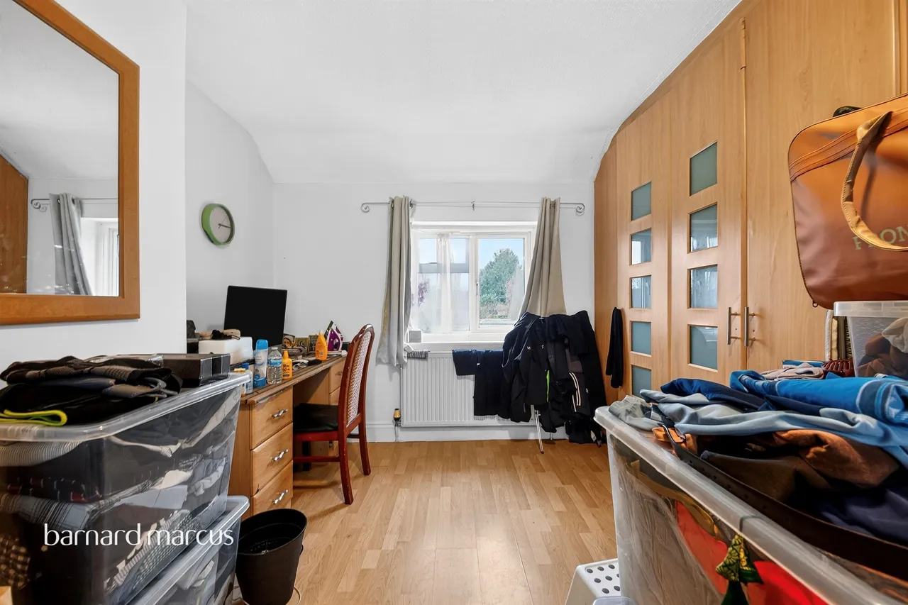 Barfield Avenue, London, photo 8