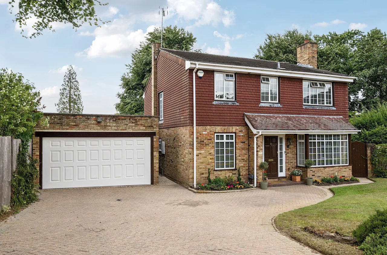 4 bed house for sale — Westmorland Drive, Camberley, Surrey Heath, GU15 1EW